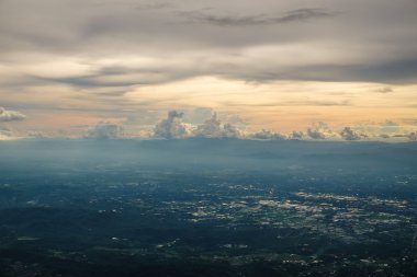 Güzel şehir manzaralı üst bulut ve doğa - Chiangmai, Tayland
