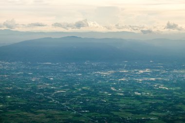 Güzel şehir manzaralı üst bulut ve doğa - Chiangmai, Tayland