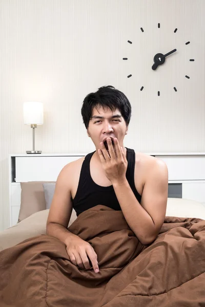 Asiático homem apenas acordou de manhã — Fotografia de Stock