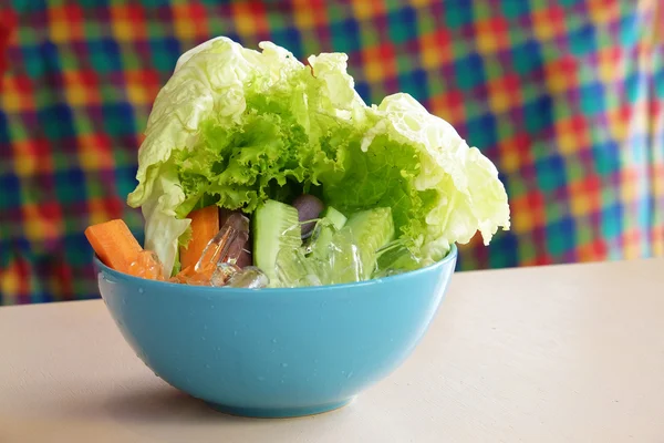 Verduras en el tazón con hielo — Foto de Stock