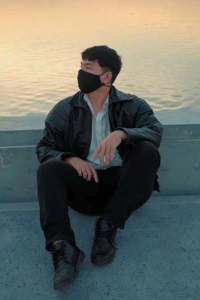 Aziatische Man Zitten Aan Rivier Met Zwarte Stof Gezicht Masker — Stockfoto