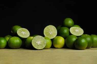 Tahta masadaki yeşil limonlar