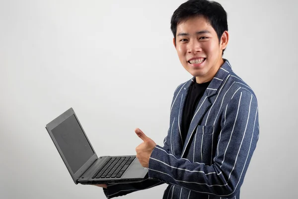 Asiático hombre de negocios con portátil — Foto de Stock