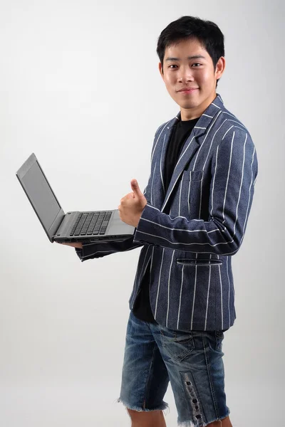 Ázsiai üzletember, a laptop — Stock Fotó