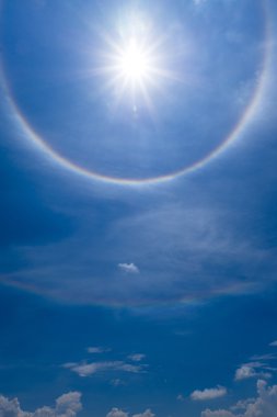 Güneş halo ile gökyüzünde bulut