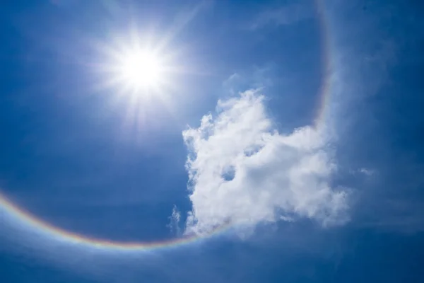 空には雲と太陽のハロー — ストック写真