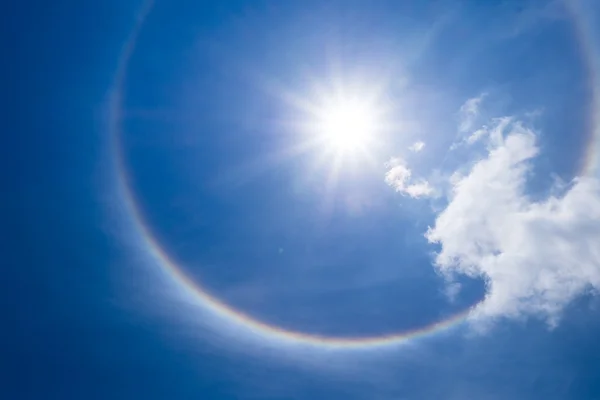 Halo de sol com nuvem no céu — Fotografia de Stock