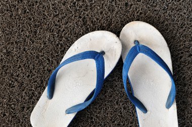 gri halı üzerinde eski sandalet