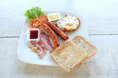 Kahvaltı beyaz tabakta ayarla