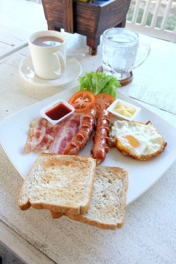 Kahvaltı beyaz tabakta ayarla