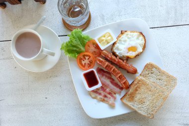 Kahvaltı beyaz tabakta ayarla