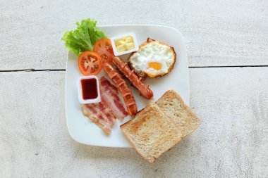 Kahvaltı beyaz tabakta ayarla