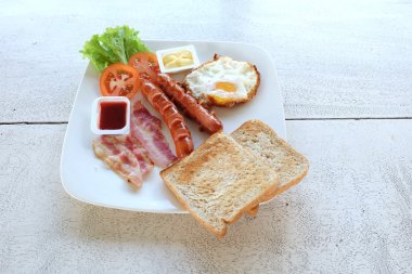 Kahvaltı beyaz tabakta ayarla