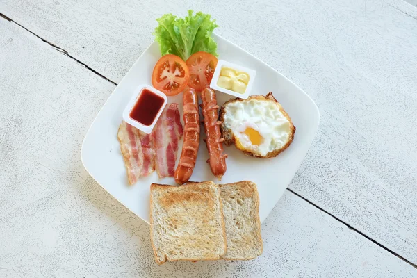 Café da manhã no prato branco — Fotografia de Stock