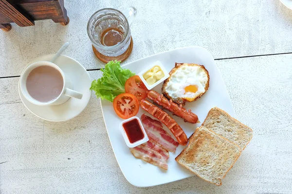 Café da manhã no prato branco — Fotografia de Stock