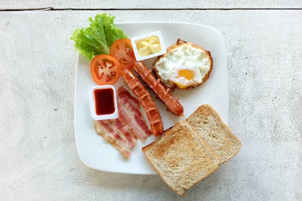 Café da manhã no prato branco — Fotografia de Stock