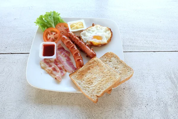 Breakfast i vita skålen — Stockfoto