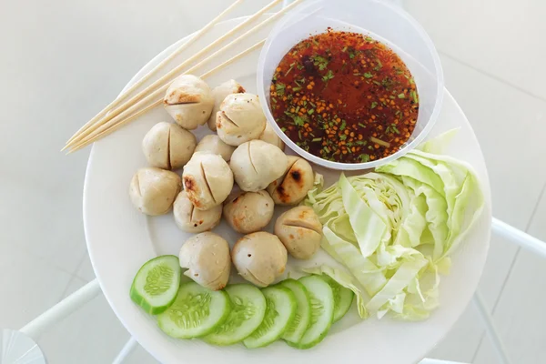 Boulette de viande aux légumes et sauce — Photo