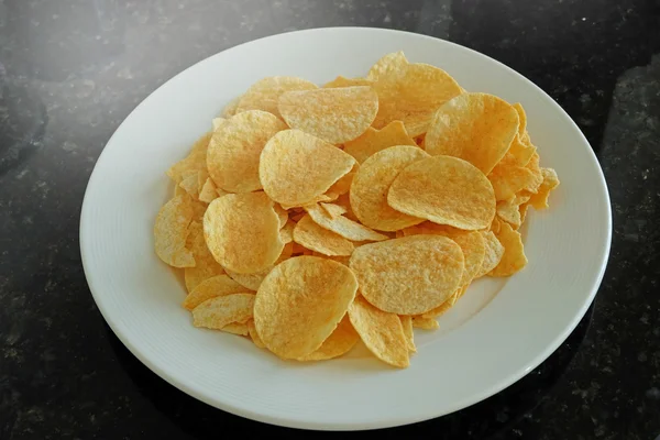 Potato chips in de schotel — Stockfoto