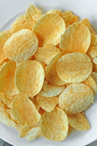 Potato chips in de schotel — Stockfoto