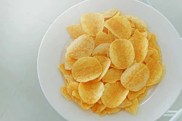 접시에 감자 칩 — 스톡 사진