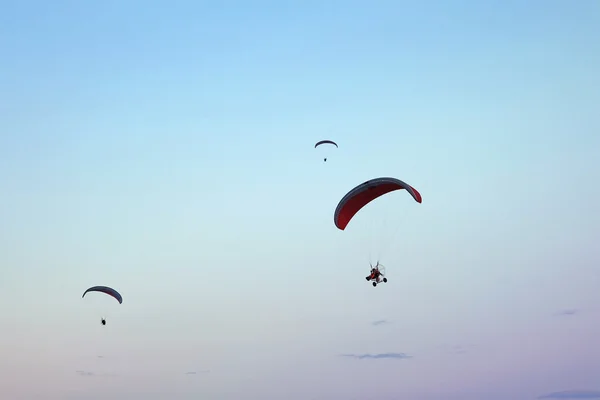 青い空にパラモーター — ストック写真