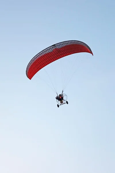 Paramoteur dans le ciel bleu — Photo