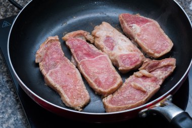 Pan çiğ dilimlenmiş domuz ızgara