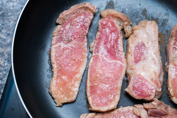 Parrilla de cerdo en rodajas crudas en la sartén — Foto de Stock