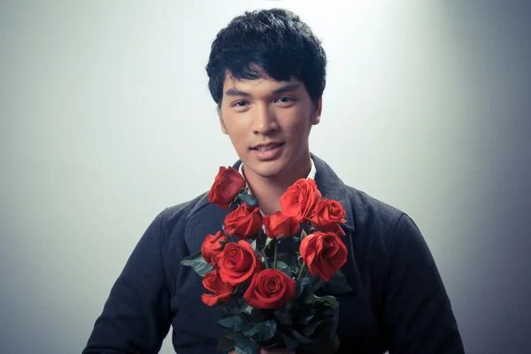 レトロなスタイルの赤いバラを持つアジア人 — ストック写真
