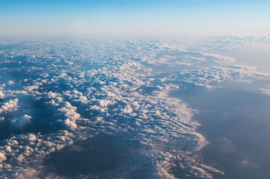 Sabah güneş ile bulutlar deniz