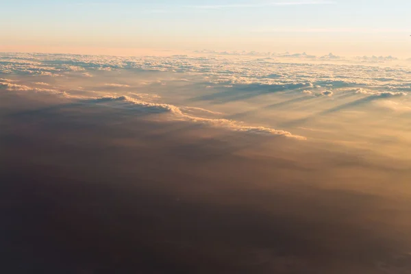 Mare di nuvole con raggio di sole al mattino — Foto Stock