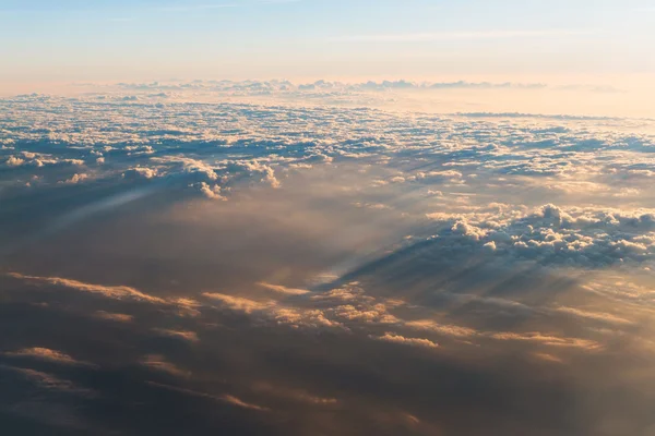 Hav av moln med sunbeam på morgonen — Stockfoto