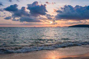 Güzel gün batımı arkasında okyanusun - Krabi, Tayland