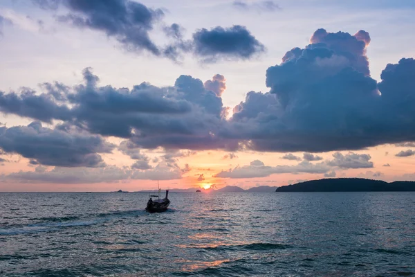 Güzel gün batımı arkasında okyanusun - Krabi, Tayland — Stok fotoğraf