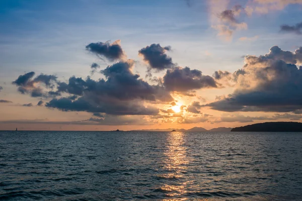 Güzel gün batımı arkasında okyanusun - Krabi, Tayland — Stok fotoğraf