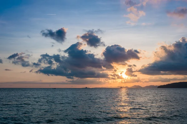 Güzel gün batımı arkasında okyanusun - Krabi, Tayland — Stok fotoğraf