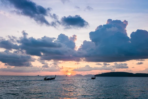 Güzel gün batımı arkasında okyanusun - Krabi, Tayland — Stok fotoğraf