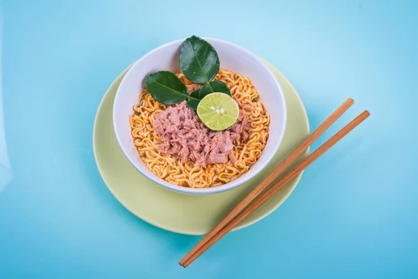 Fideos asiáticos con sopa de tomyam en fondo azul — Foto de Stock