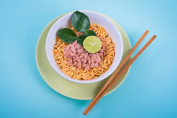 Fideos asiáticos con sopa de tomyam en fondo azul — Foto de Stock