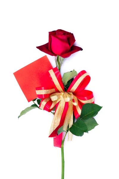Rosa rossa con carta bianca — Foto Stock