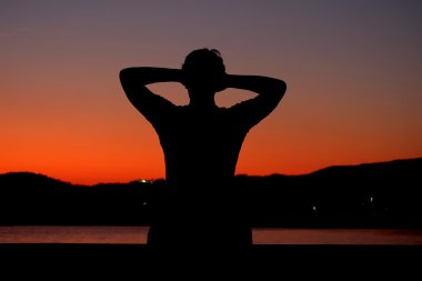 Siluet rahatlatıcı ile adam etkinliği