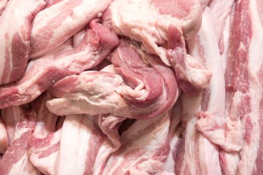 Çiğ domuz hazırlamak yemek pişirmek için