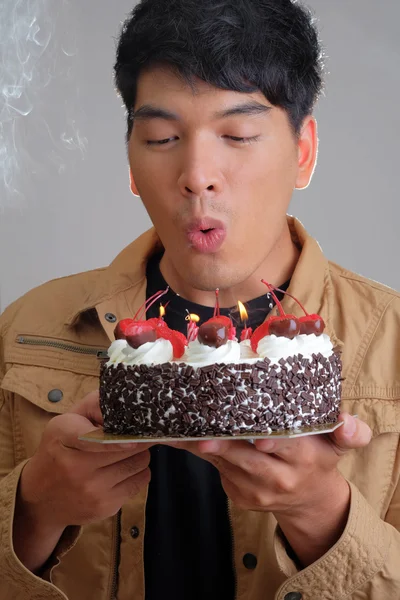 Hombre asiático con pastel de helado de cumpleaños en llamas — Foto de Stock