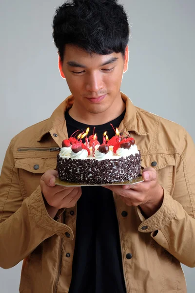Doğum günü dondurma pastası yanıyor ile Asya adam — Stok fotoğraf