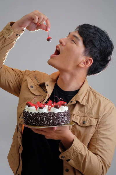 Hombre asiático con pastel de helado de cumpleaños en llamas — Foto de Stock