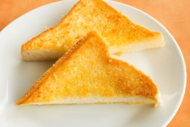 Altın üçgen tost beyaz tabak