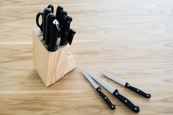 Juego de cuchillo de cocina sobre mesa de madera —  Fotos de Stock
