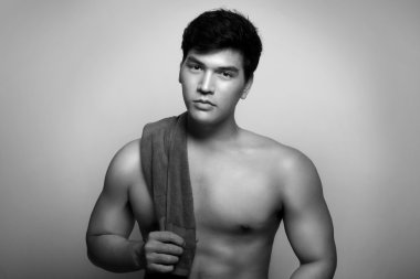 Asya adam elinde havlu ile