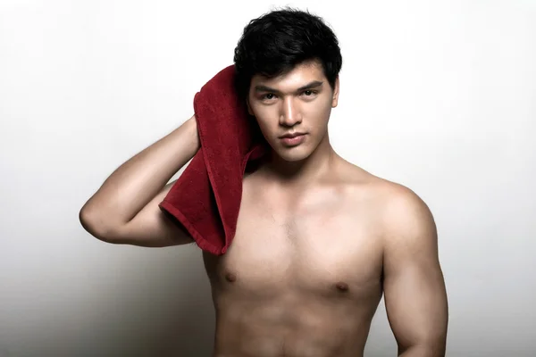 Aziatische man met de handdoek in de hand — Stockfoto